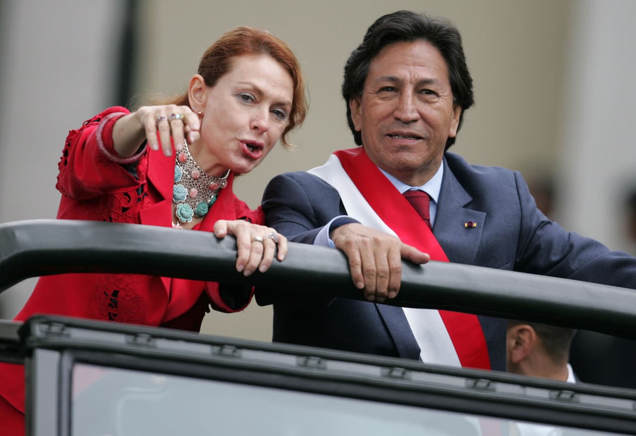 El año de 1975 fue uno especial en la vida de Toledo, pues fue cuando conoció a la que sería su futura esposa, Eliane Karp. Los Toledo permanecieron juntos durante el éxito presidencial y ahora 
<a href="https://www.univision.com/local/san-francisco-kdtv/de-lustrar-zapatos-llego-a-la-presidencia-de-peru-anos-mas-tarde-termino-preso-en-california" target="_blank">enfrentan juntos a la justicia peruana.</a>