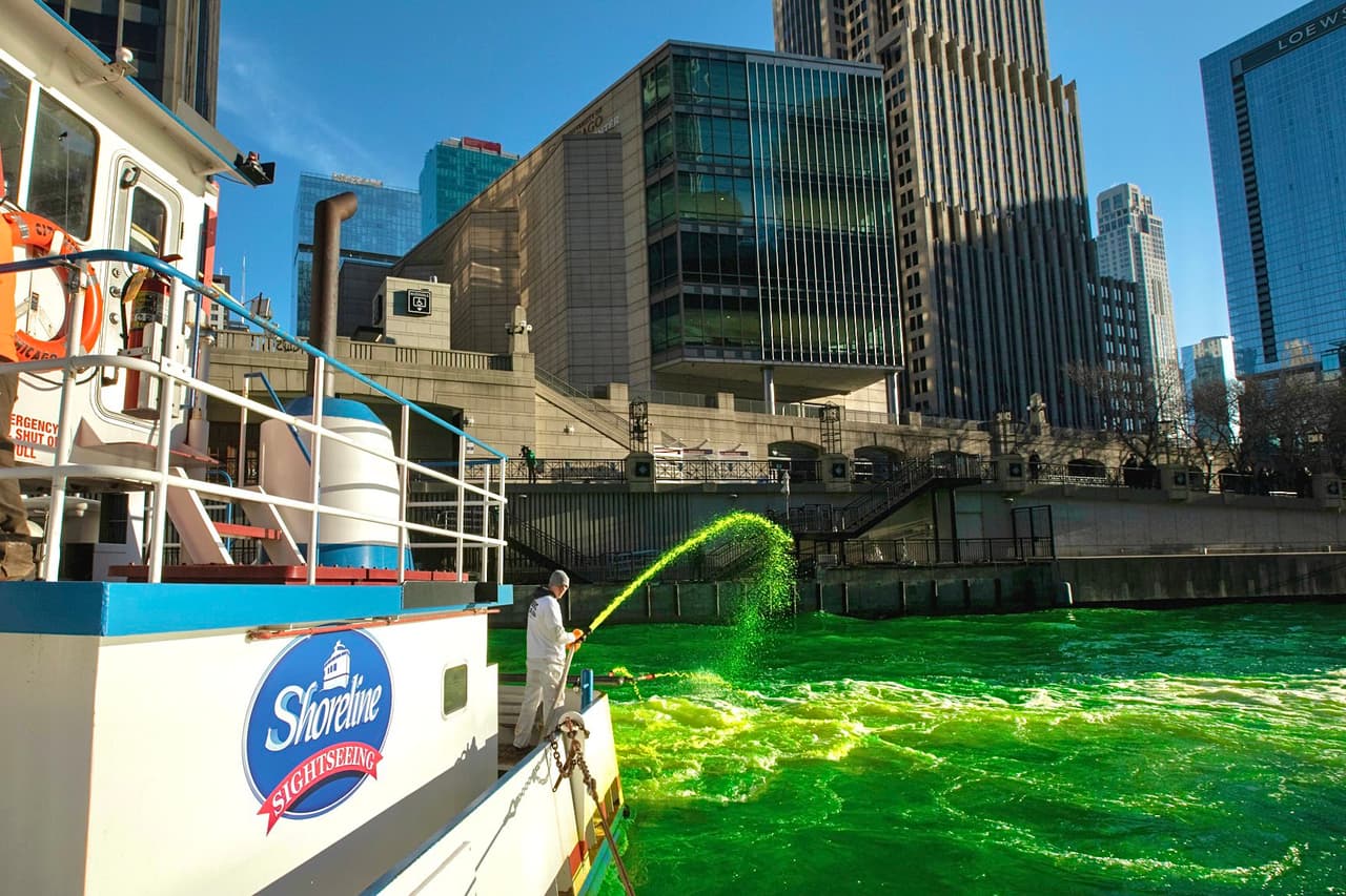 Desde temprano en la mañana, integrantes del sindicato de plomeros Chicago Journeymen Plumbers virtieron el colorante que deja verdes las aguas del río por varias horas.