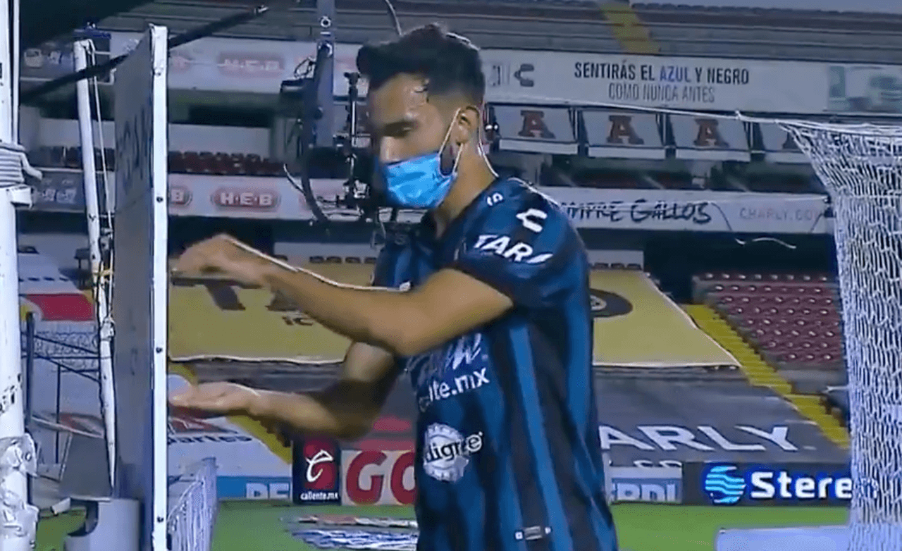 José Gurrola de Querétaro festeja con cubrebocas ante Pumas