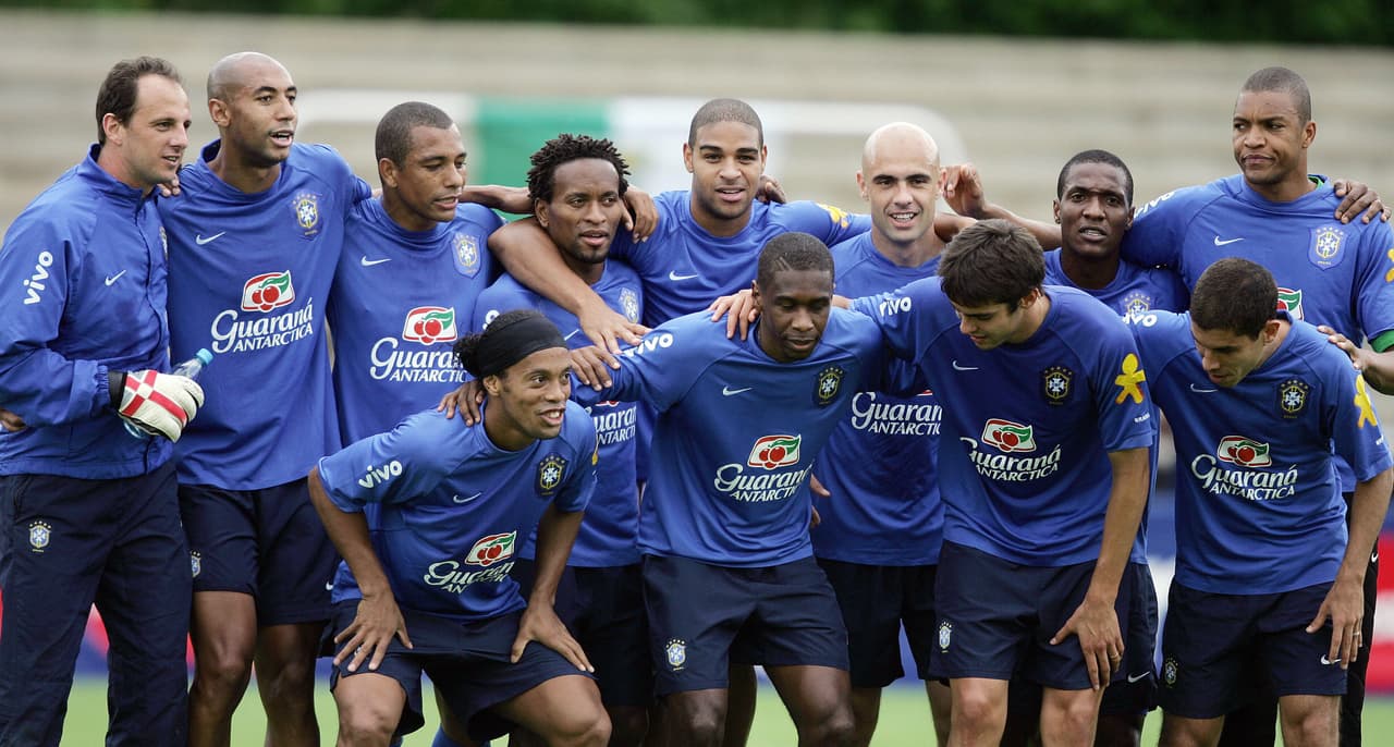 En el fútbol el show debe continuar y Brasil se preparaba para defender su título mundial en Alemania 2006. La escuadra dirigida por Carlos Alberto Parreira tenía una constelación de estrellas mundiales. ¿Cómo haría para acomodar a Ronaldinho, Ronaldo, Kaká y Adriano en el mismo once?