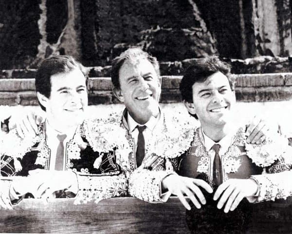 <b>Don Manuel </b>fue el más feliz el día que vio a sus dos hijos,
<b> Manuel Jr</b> y
<b>Guillermo</b> vestidos de torero, en un homenaje que le hicieron en la Plaza México.
<br>