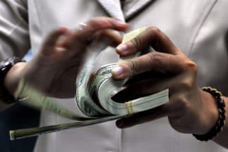 ¿Por qué los sueldos no alcanzan para comprar lo mismo que antes? Experto explica