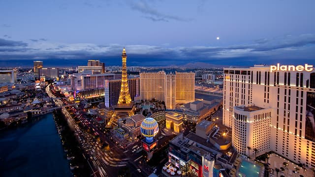 <b>Las Vegas</b>, Nevada, está ubicada en la posición número 
<b>15</b> de la lista. El estudio comparó las ciudades usando 46 diferentes métricas, que van desde el costo de vida, la calidad de la atención de salud local hasta la amabilidad con la que cuentan los contribuyentes jubilados, las tasas de delincuencia y la disponibilidad de actividades recreativas que existen para ellos. 
<br>