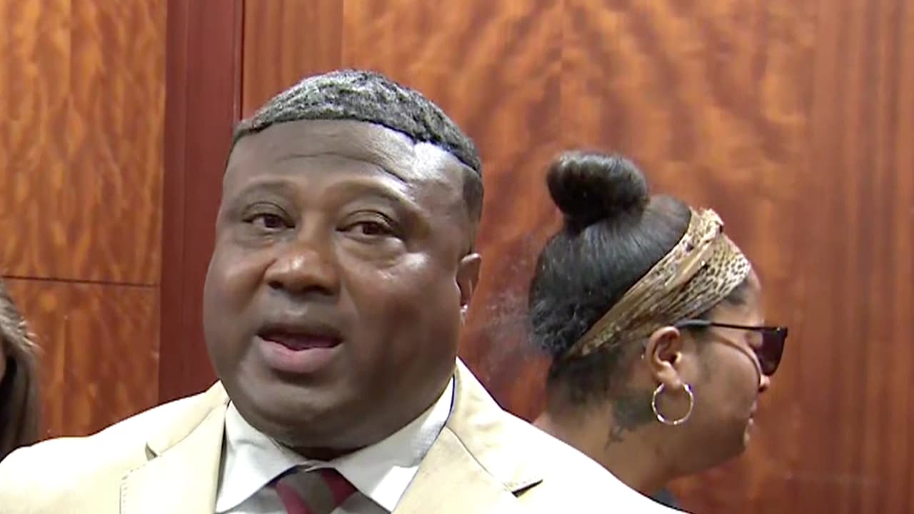 Le gritan "asesina" a la madre de la niña Maleah Davis afuera de un tribunal en Houston