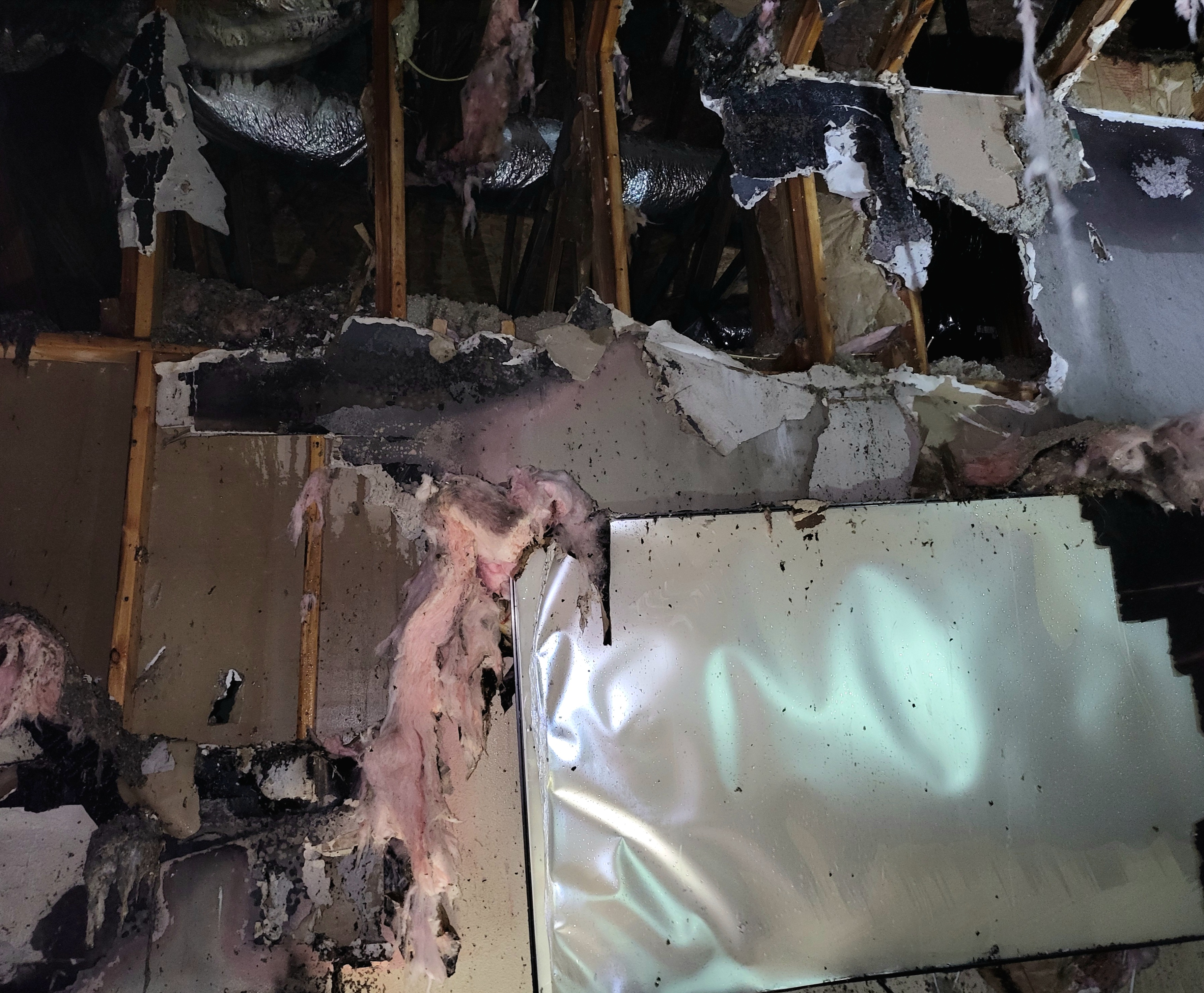 Tras buscar ocupantes en la vivienda, no se encontró a nadie ya que todos los ocupantes habían salido de forma segura.