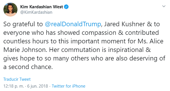 Kim Kardashian celebró esta decisión: “Muy agradecida con Donald Trump, Jared Kushner y con todos los que han mostrado compasión y contribuido incontables horas a este importante momento para la Sra. Alice Marie Johnson. Su conmutación es inspiradora y da esperanza a muchos otros que también merecen una segunda oportunidad”, publicó en Twitter en esa ocasión.