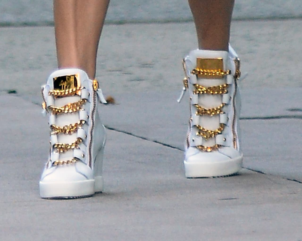Eso sí, a pesar de que su look daba mucho qué desear, su calzado era de lo más 'trendy'.