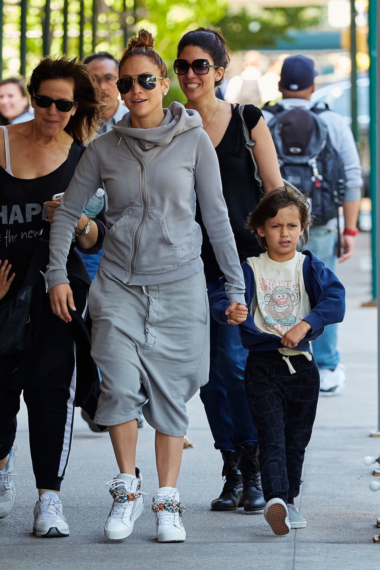 También ha salido de paseo con sus pequeños y se ha dejado ver como una mami normal.