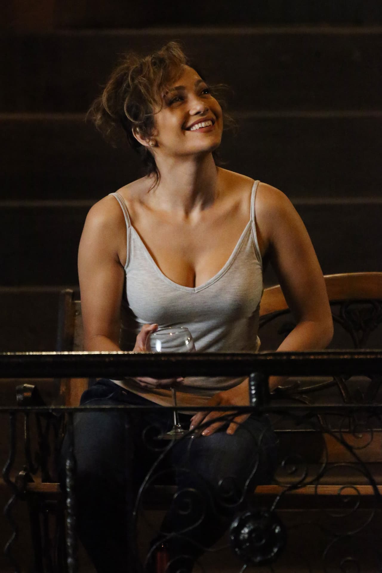 Su papel lo requiere así, pero creemos que un poco de glamour no le vendría nada mal.