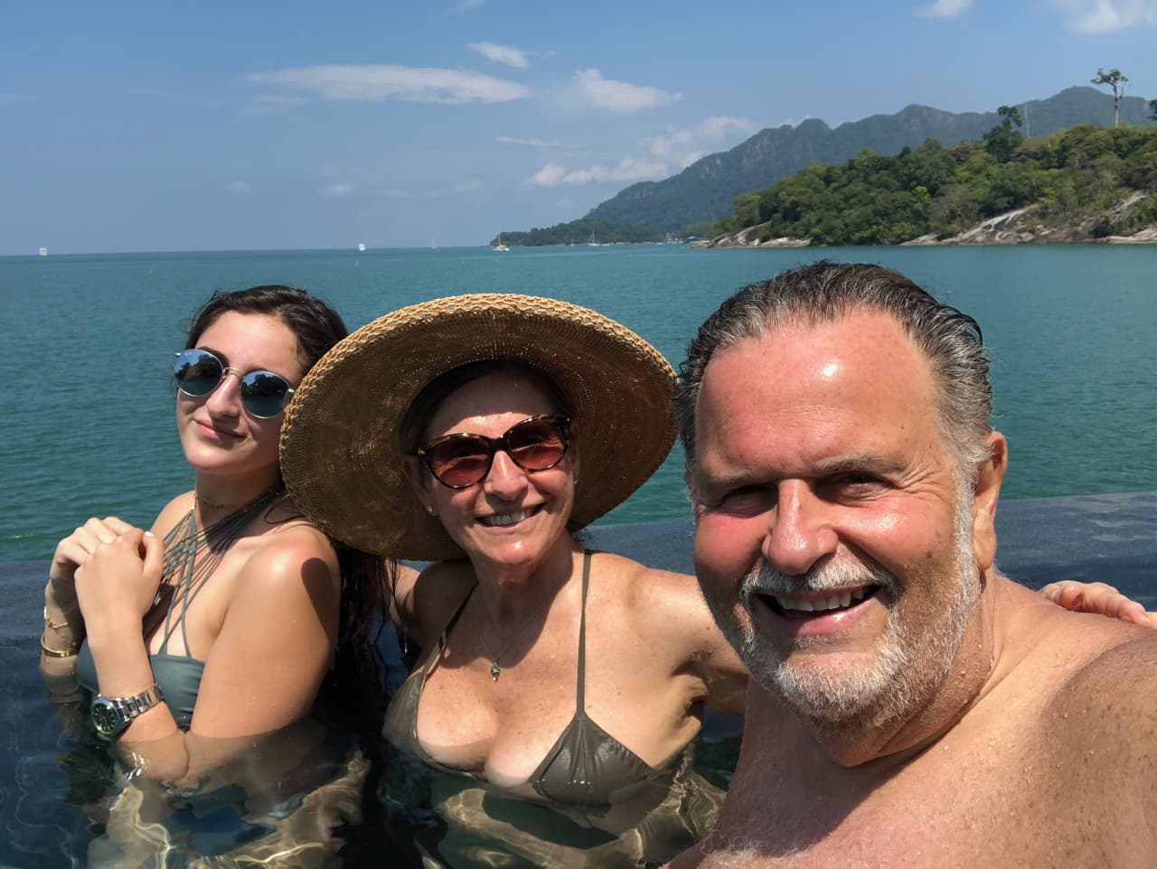 Una vez llegaron a la isla de Langkawi, se fueron directo a la piscina y a disfrutar del sol.
<br>