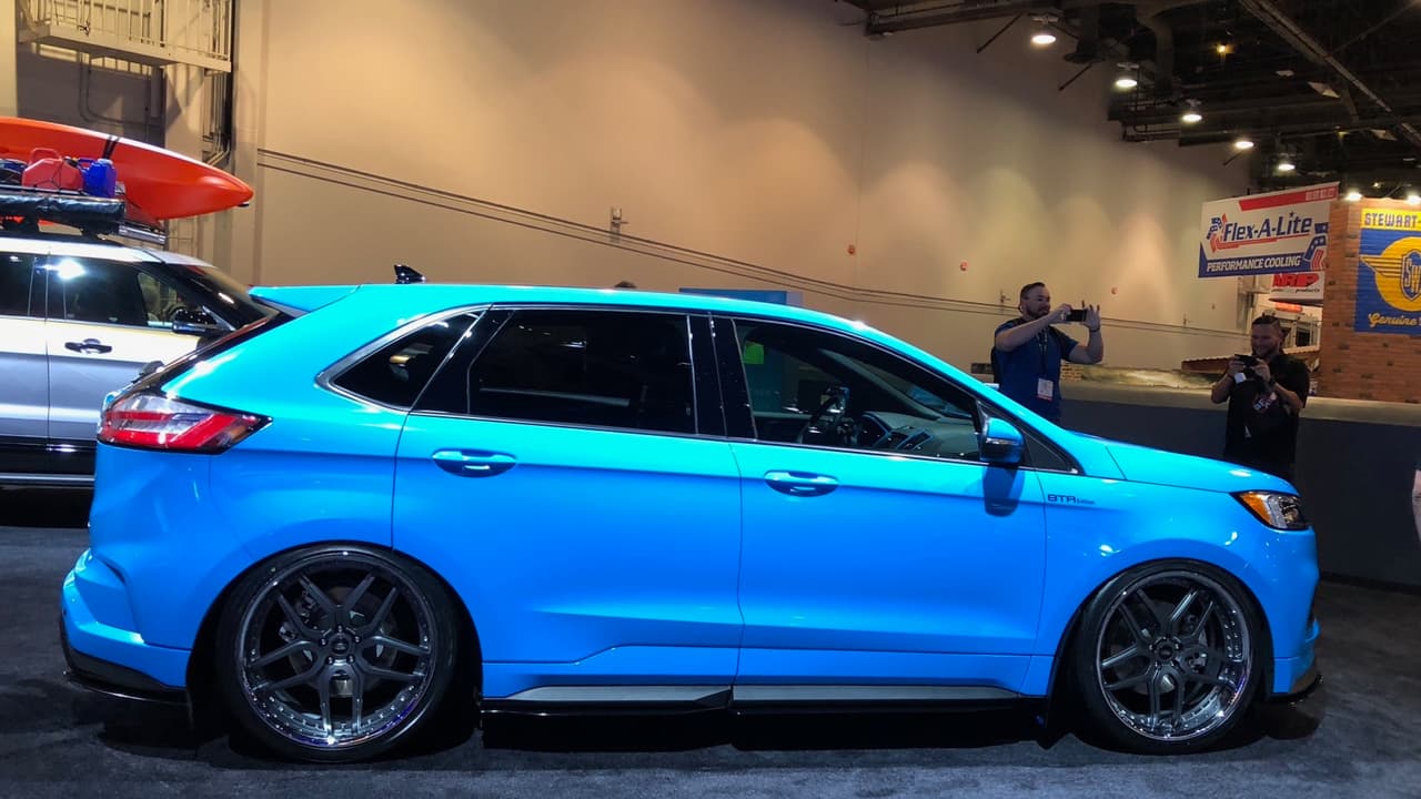 <h3 class="cms-h3-H3">Ford Edge ST AWD 2019 por Blood Type Racing</h3>
<br>La suspensión de está Ford Edge ST fue bajada de tal manera que más que una crossover deportiva parecía un Ford Focus ST gigante. Esta Edge ST usa unas enormes ruedas de 22 pulgadas y una suspensión de aire especial, que afortunadamente puede regular la altura del vehículo a través del toque de un botón en la consola central. La potencia regular de la Edge ST de 335 caballos de fuerza fue a 380 caballos de fuerza, pero no a través de un cambio en la programación de su V6 EcoBoost de 2.7 litros, sino a través de un nuevo sistema de inducción dual preparado por Blood Type Racing y de un intercooler de Mishimoto.