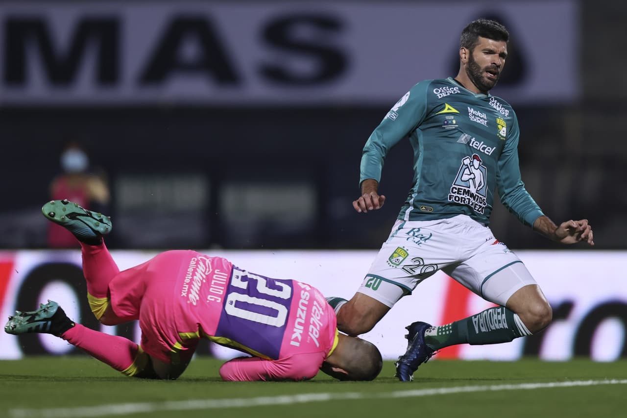 Con anotaciones de Carlos González y Emanuel Gigliotti, Pumas y León arrancan la final del Guard1anes 2020 con empate en Ciudad Univeristaria.