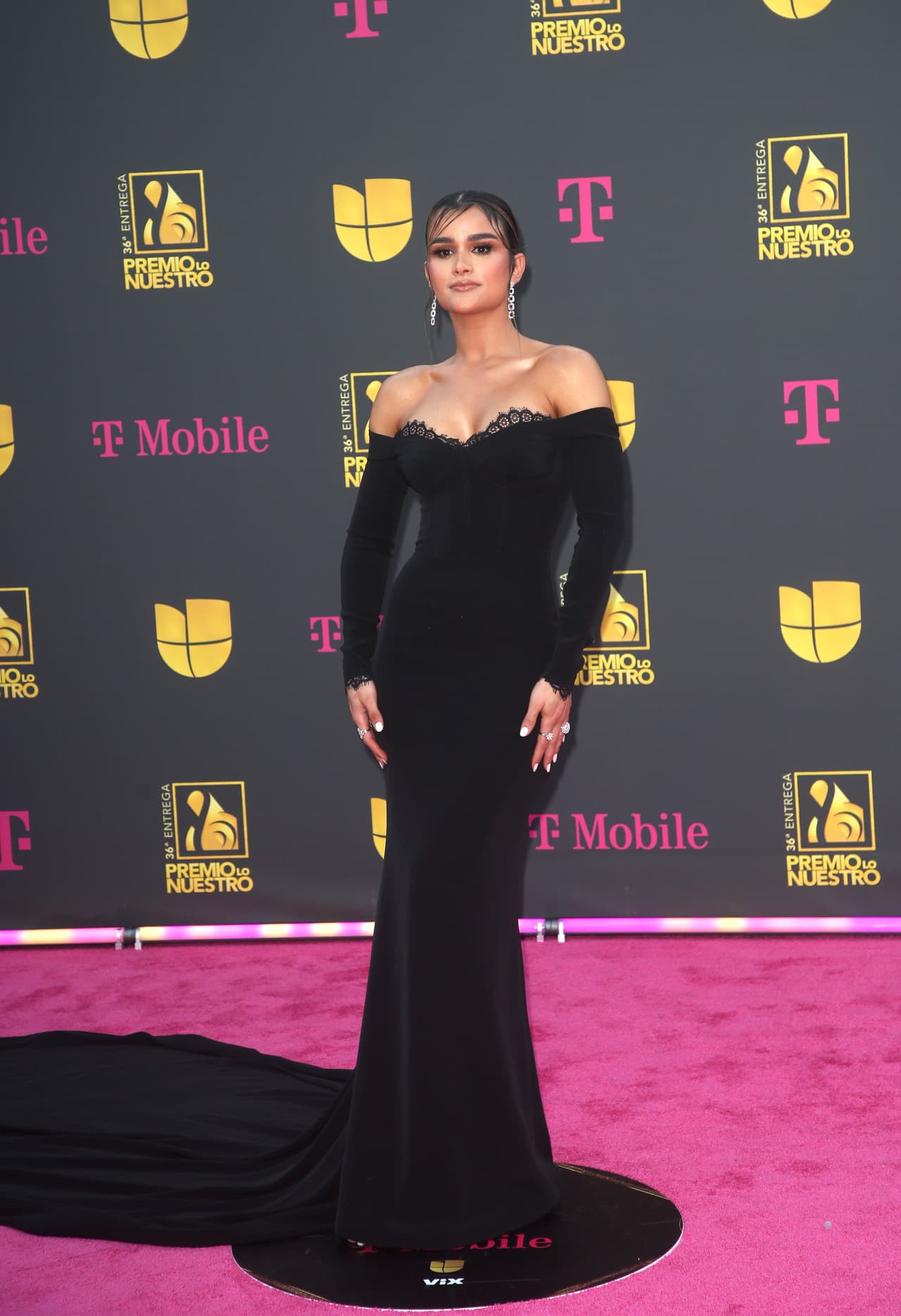 <b>Clarissa Molina</b> caminó por la alfombra magenta con un vestido negro y optó por el cabello recogido.