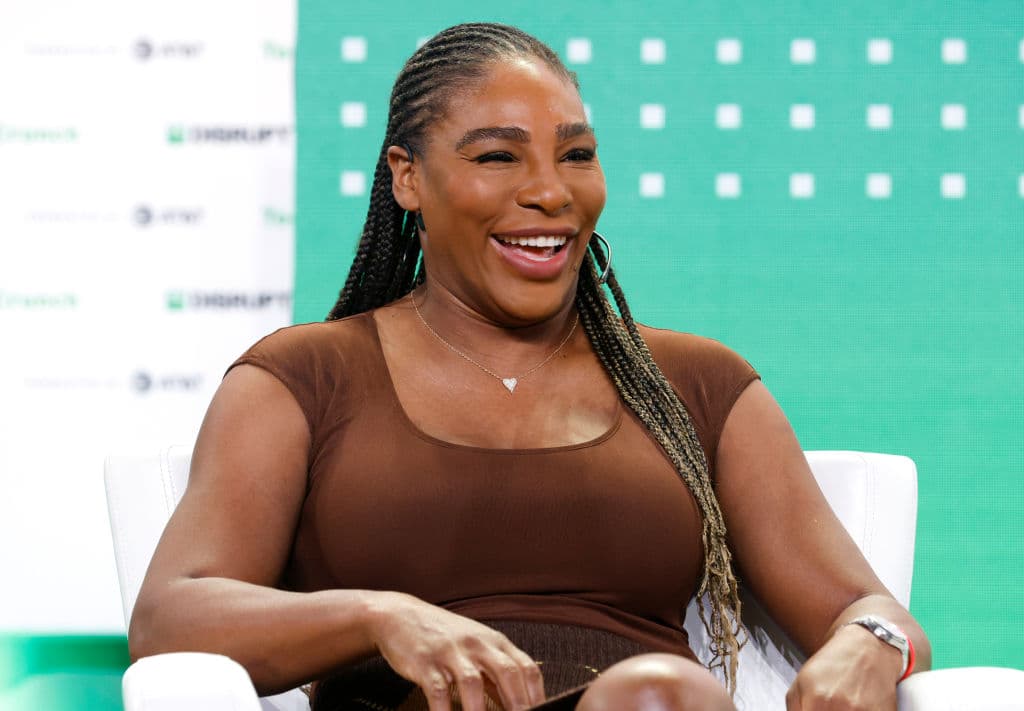 <b>Serena Williams</b> — tenista, empresaria y activista estadounidense.
<br>
<br>Considerada entre las mejores tenistas de todos los tiempos, la Asociación Femenina de Tenis la clasificó como la número 1 del mundo en individuales durante 319 semanas, incluido un récord conjunto de 186 semanas consecutivas, y terminó como la número 1 al final del año cinco veces.