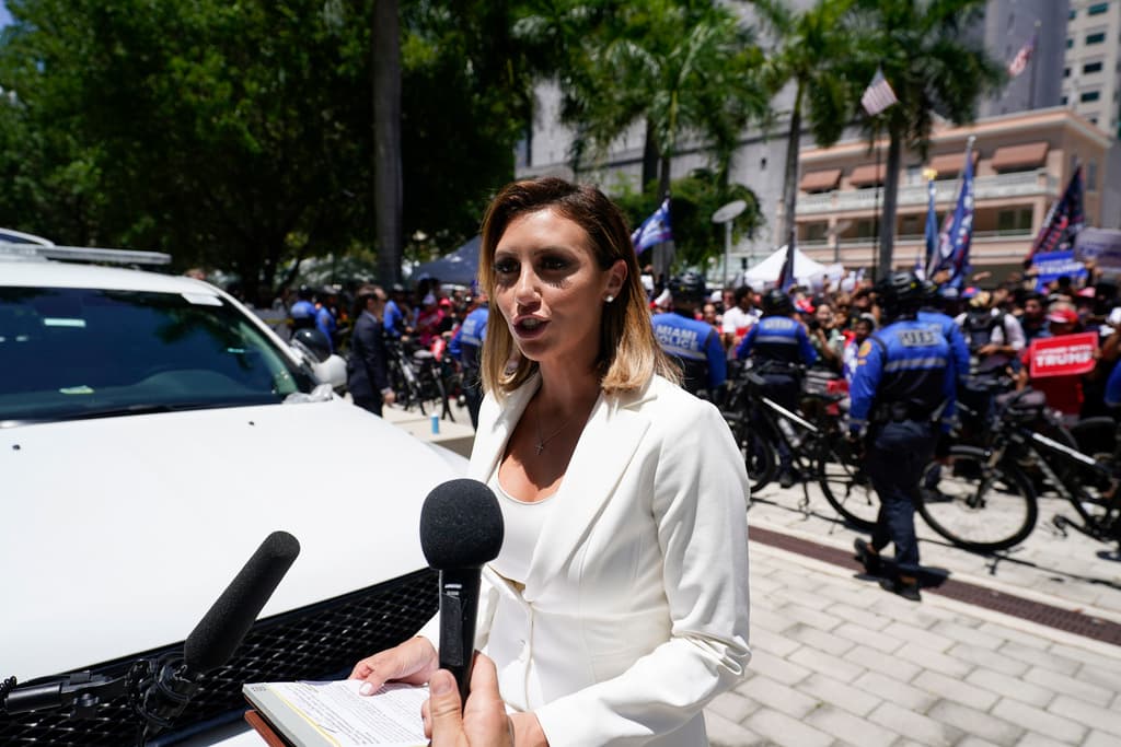 Alina Habba, abogada del expresidente Donald Trump, habla frente al Palacio de Justicia de los Estados Unidos Wilkie D. Ferguson Jr., el martes 13 de junio de 2023, en Miami.