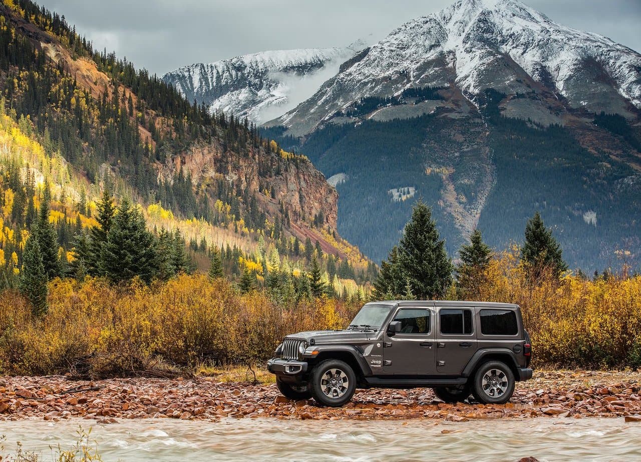 <h3 class="cms-H3-H3"><b>Aventurero - Jeep Wrangler Unlimited</b></h3>
<br>
<br>No le bajes ni la luna, ni las estrellas del cielo, más bien llévala a donde ella quiera y cuando quiera, que eso le va a encantar más. El Jeep Wrangler Unlimited es el vehículo ideal para quienes les gusta combinar las aventuras con el romance. Imagínate una cita con tu persona favorita, lejos del ruido de la ciudad, al aire libre y con una vista espectacular de la naturaleza.