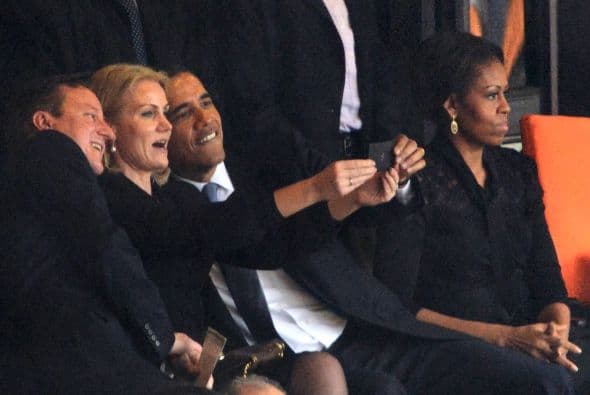 A la primera dama MIchelle Obama le dieron unos celos tremenos cuando su esposo decidió tomarse una selfie con la primer ministro de Dinamarca Helle Thorning-Schmidt y el premier británico David Cameron durante el funeral de Nelson Mandela.