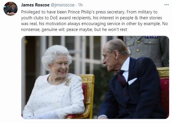 El diplomático James Roscoe se despidió del duque en su cuenta de Twitter: "Privilegiado por haber sido secretario de prensa del príncipe Philip. Desde militares hasta clubes juveniles y ganadores de premios DoE, su interés en las personas y sus historias era real, su motivación siempre alentaba el servicio en otros con el ejemplo. Sin sensiblerías, ingenio genuino: la paz tal vez, pero no descansará".