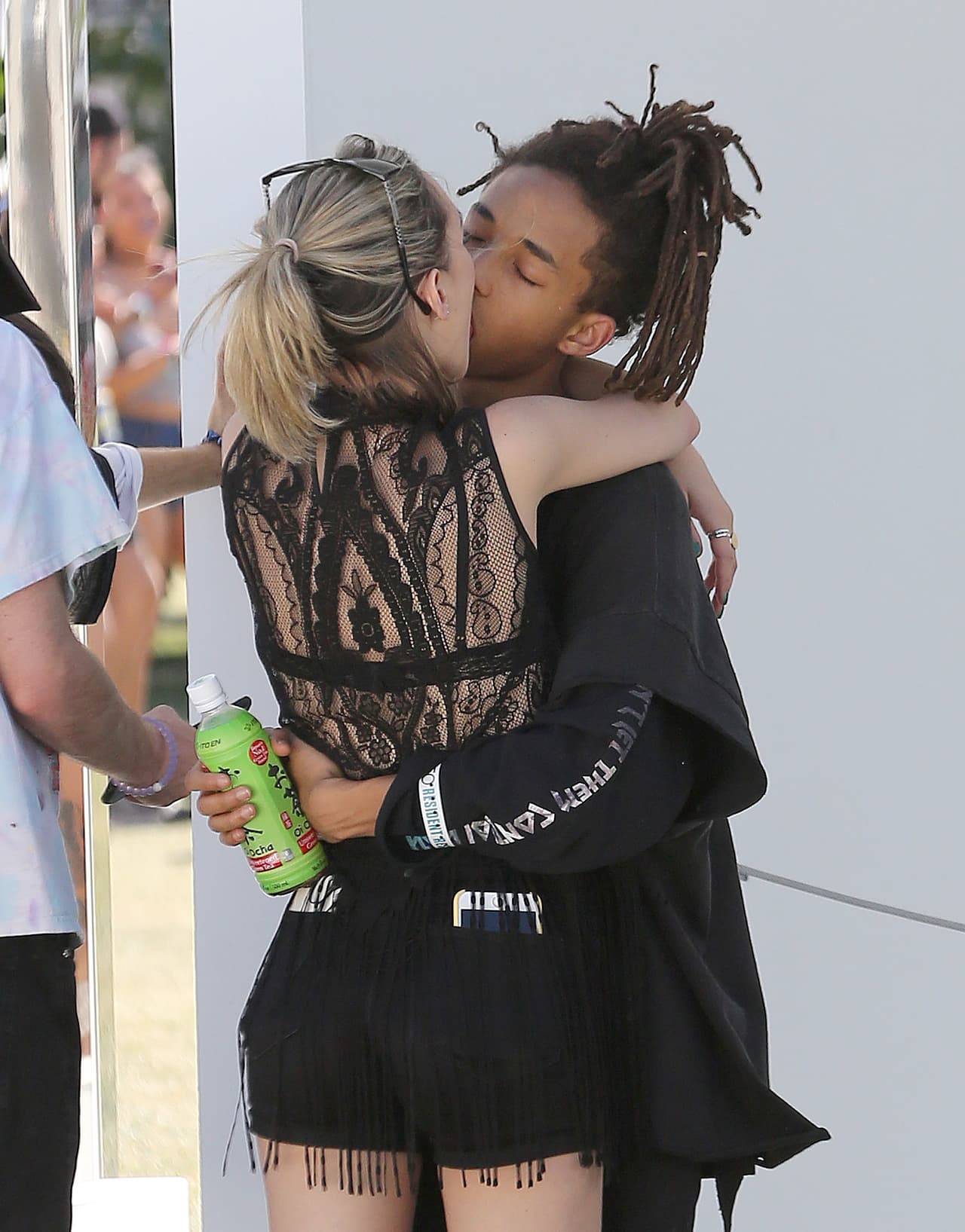 Jaden Smith beso y beso con su novia Sarah Snyder.