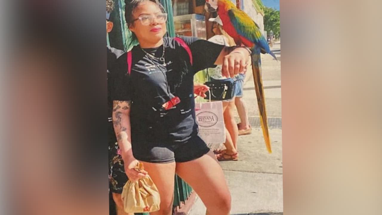 Un 
<a href="https://www.univision.com/local/miami-wltv/video-de-vigilancia-muestra-a-joven-perdida-en-bayside-marketplace-saliendo-con-dos-hombres">video de vigilancia de una gasolinera de Hialeah,</a> ubicada en el 2295 oeste y Okeechobee Road, grabó el momento cuando la joven pasó por ahí al día siguiente de su desaparición.