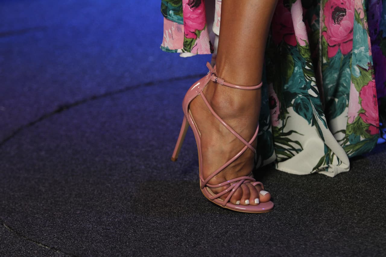 El calzado elegido fueron unas sandalias rosas.
