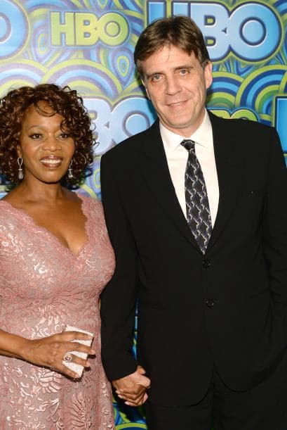 Los trajes que lucieron las damas en los Premios Emy demuestran que el arte de llamar la atención estaba concentrado en llevar y lucir cada pieza, regia, con detalles inesperados, como un toque de color o simplicidad de líneas. Telas suaves o flotantes, colores sosegados o llamativos, diseños sobrios o atrevidos. Míralos todos y ¡copia lo que más te guste!, ahora llega la temporada de fiestas y tú puedes lucir como las estrellas.