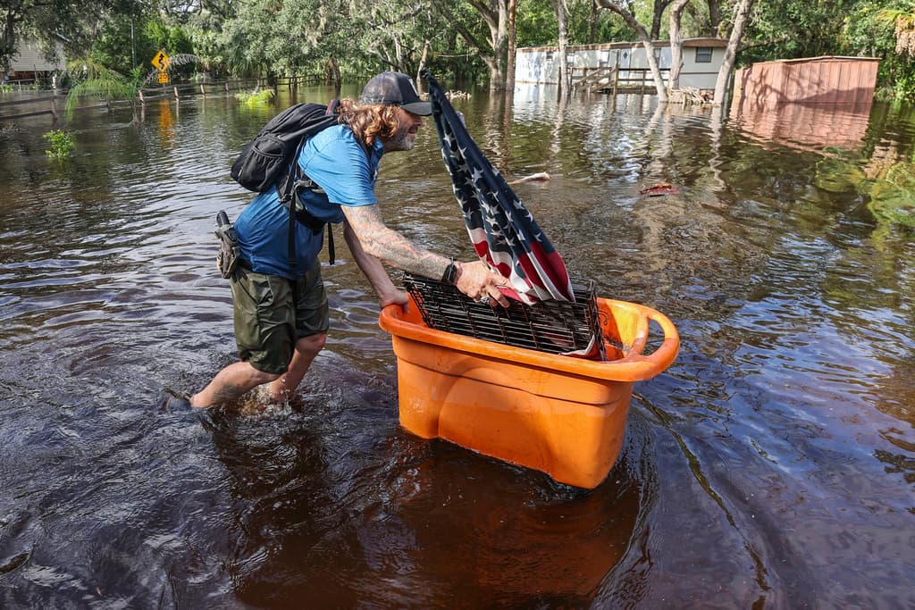 <b>El agua estancada, mezclada con residuos y desechos </b>es un caldo de cultivo para bacterias peligrosas. Aquellas 
<a href="https://www.univision.com/noticias/huracanes/huracan-milton-13-muertos-inundaciones-desastre-florida">personas que limpian escombros</a> y caminan por estas aguas están en constante riesgo de sufrir infecciones, de acuerdo con el Centro de Control de Enfermedades (CDC por sus siglas en inglés).