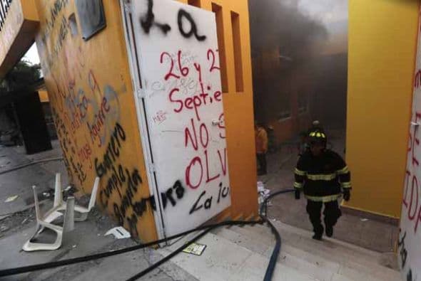 Ya que según declaraciones del Procurador General , Jesús Murillo Karam, informó en conferencia de prensa que José Luis Abarca, exedil de Iguala fue quien ordenó interceptar a los normalistas por temor a que sabotearan el informe de su esposa. Con la información de Univision.com