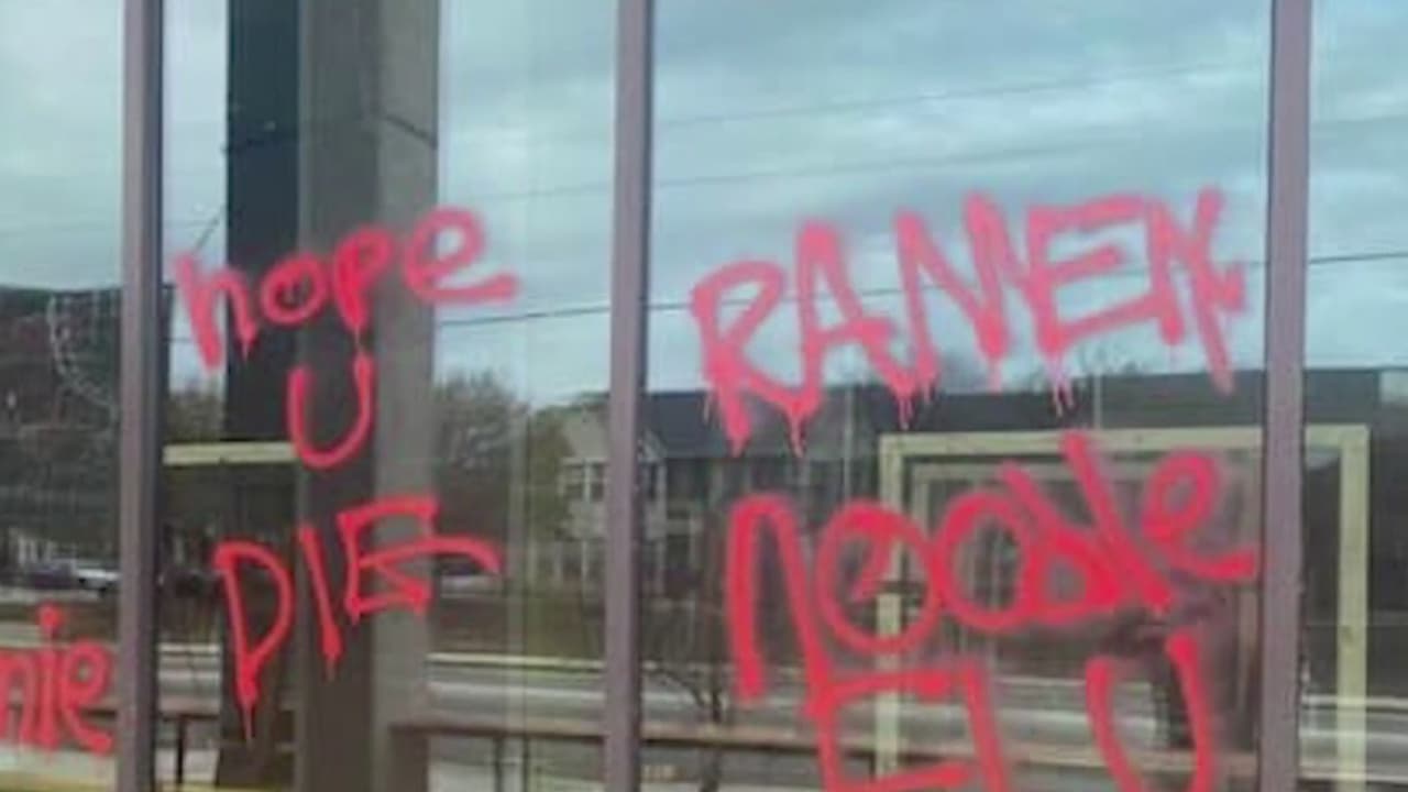 Reaccionan a pintas de mensajes racistas en restaurante de noodles en San Antonio