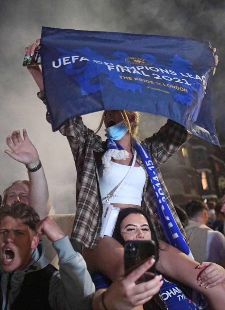 Los aficionados del Chelsea salen de sus casas para celebrar en las calles su segundo título de la UEFA Champions League.