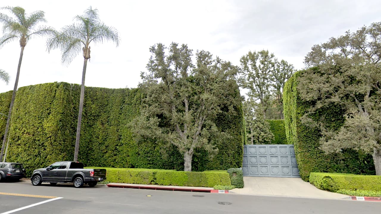 Cuando Geffen compró la villa, en 1990, el precio fue de 47,5 millones de dólares y marcó récords en su momento. En esta fotografía el portón del estacionamiento de la mansión, rodeada por una muralla de árboles.