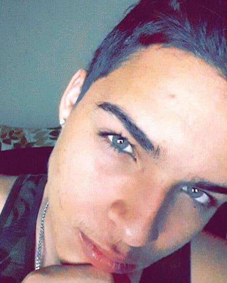 Le gusta ayudar a su madre en las tareas de la casa. Un chico bastante colaborador.