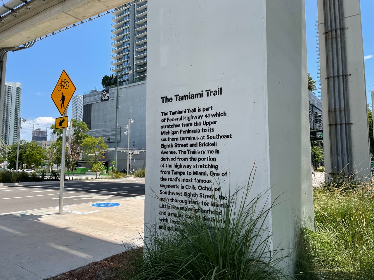 El proyecto es el resultado de una colaboración pública y privada entre 
<a href="https://www.miamidade.gov/global/transportation/home.page" target="_blank">Transporte</a>, 
<a href="https://www.miamidade.gov/global/transportation/public-works/home.page" target="_blank">Obras Públicas</a> y 
<a href="https://www.univision.com/local/miami-wltv/abren-todos-los-parques-del-condado-miami-dade-pero-hay-ciertas-restricciones-vigentes-fotos">Parques del Condado de Miami-Dade</a>, el 
<a href="https://www.miamidade.gov/global/recreation/home.page" target="_blank">Departamento de Recreación y Espacios Abiertos</a>, y 
<a href="https://www.theunderline.org/2019/12/30/friends-of-the-underline-adds-six-new-members-to-its-board-of-directors/" target="_blank">Friends of the Underline</a>. 
<br>