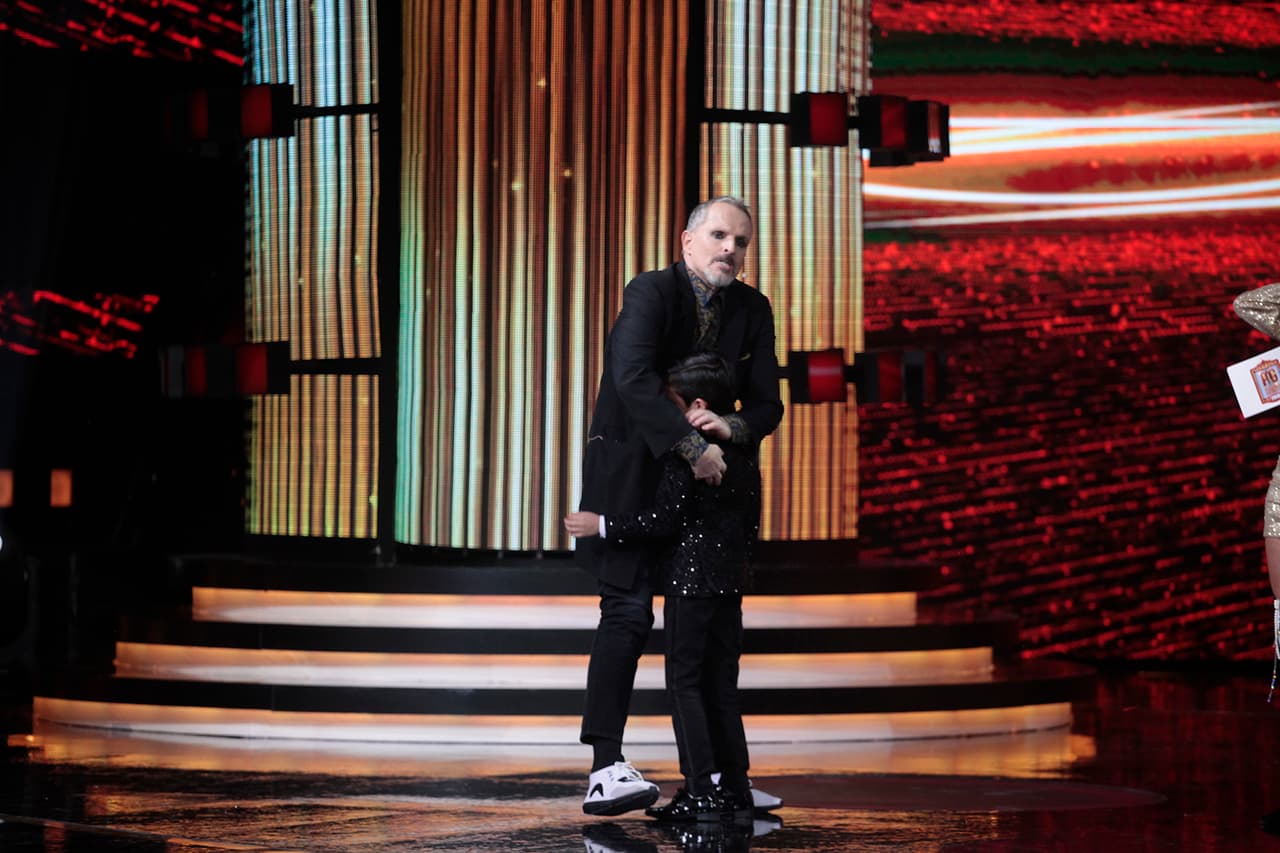 Esa noche, Kevin, del escuadrón ‘Beba y sus Yolotzin’, subió al escenario a interpretar el tema ‘Al final’ de Emmanuel. Sin embargo, no alcanzó el tono. Al término de su actuación, Miguel se levantó de la mesa de jueces enojado, le reclamó a los profesores que le hubieran dado esa canción al pequeño.