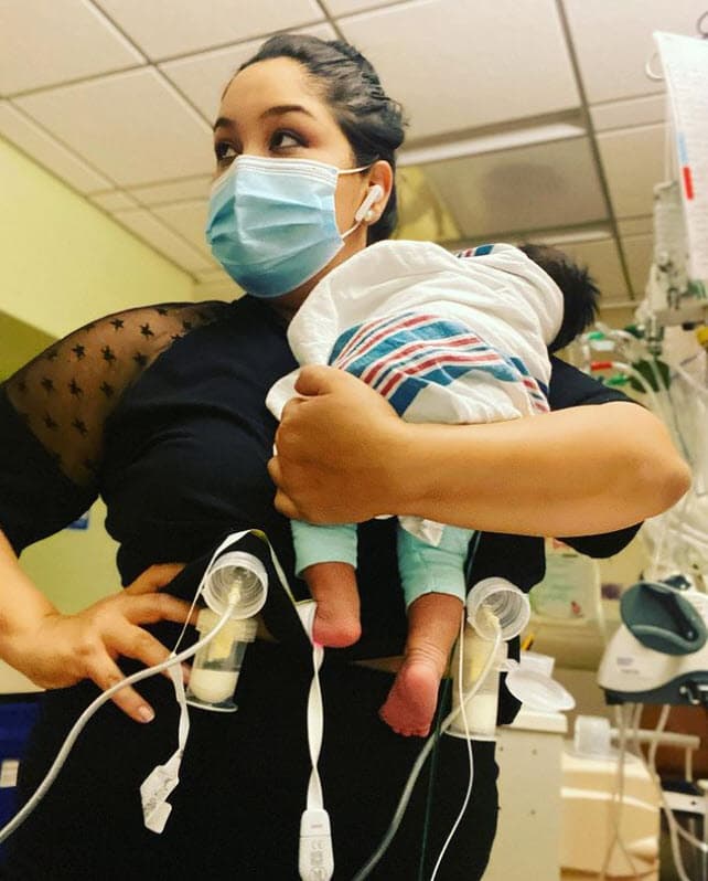 "
<b>El lado izquierdo no se le empezó a desarrollar a la par</b> […] Es como si una orejita estuviera más adelante que la otra, esto es porque los niños están intubados en la cama por mucho tiempo, pero con terapias se le va a quitar".
<br>