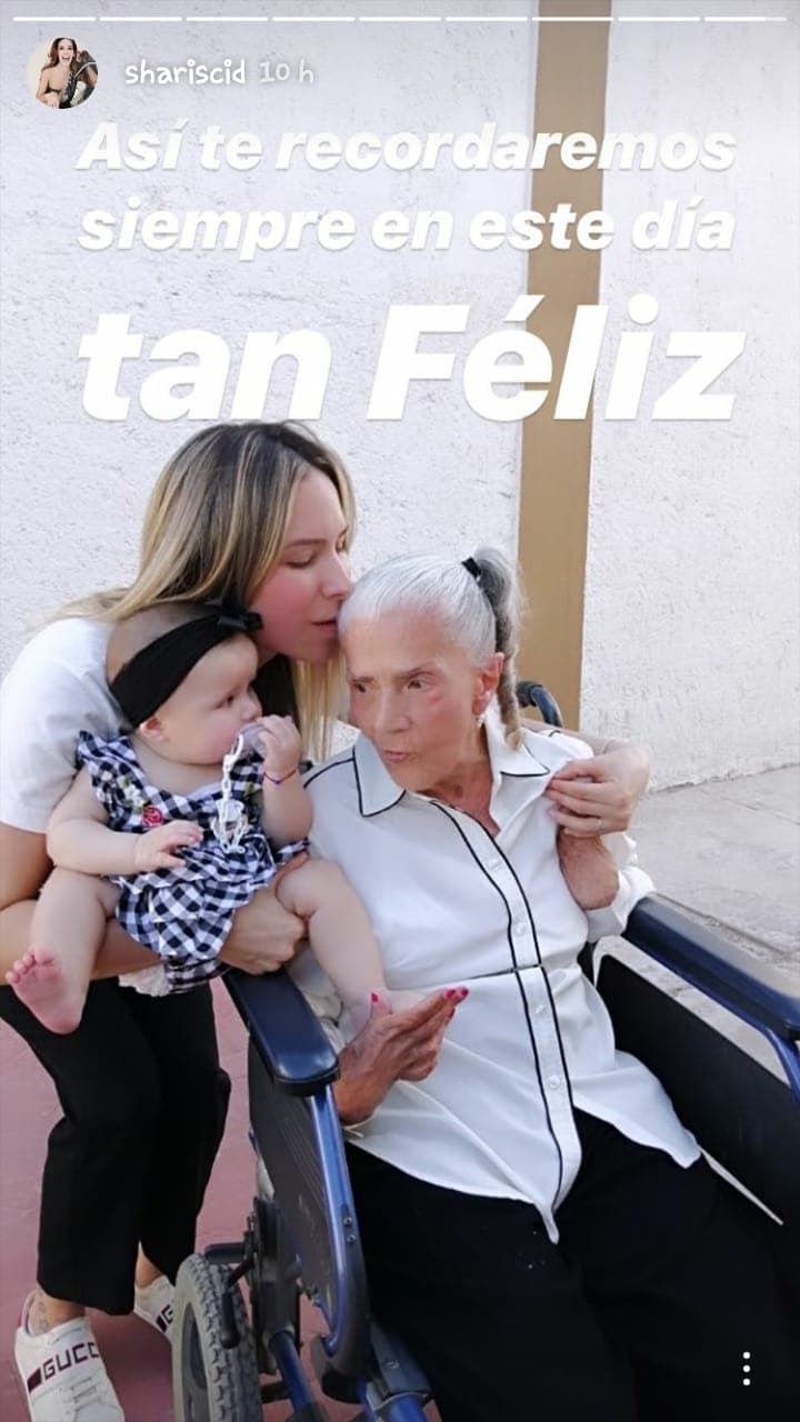 Por último, Sharis compartió una emblemática imagen del encuentro de su nieta Alessia con 'Santusita', tatarabuela de la bebé.