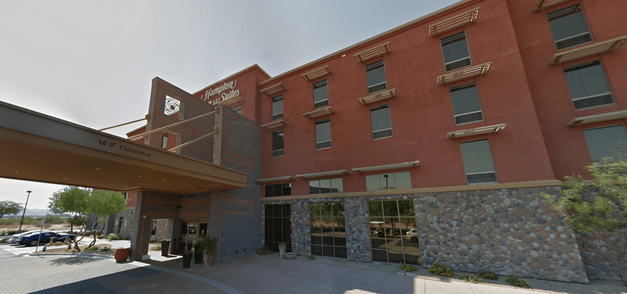 Calibre 
<b>emitió un código</b> de reservación 
<b>a los departamentos de recursos humanos</b> de cada cadena de hospitales, en cual será utilizado para hacer una reservación de estadía de cortesía.
<br> 
<br> 
<b>Hotel: Hampton Inn and Suites Scottsdale Riverwalk, ubicado en el 9550 E Talking Stick Way</b>
<br>