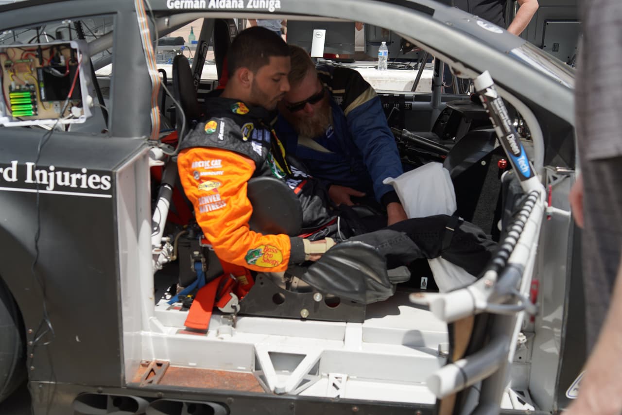 Un hispano tetrapléjico maneja un auto de carreras con su mente gracias a un implante