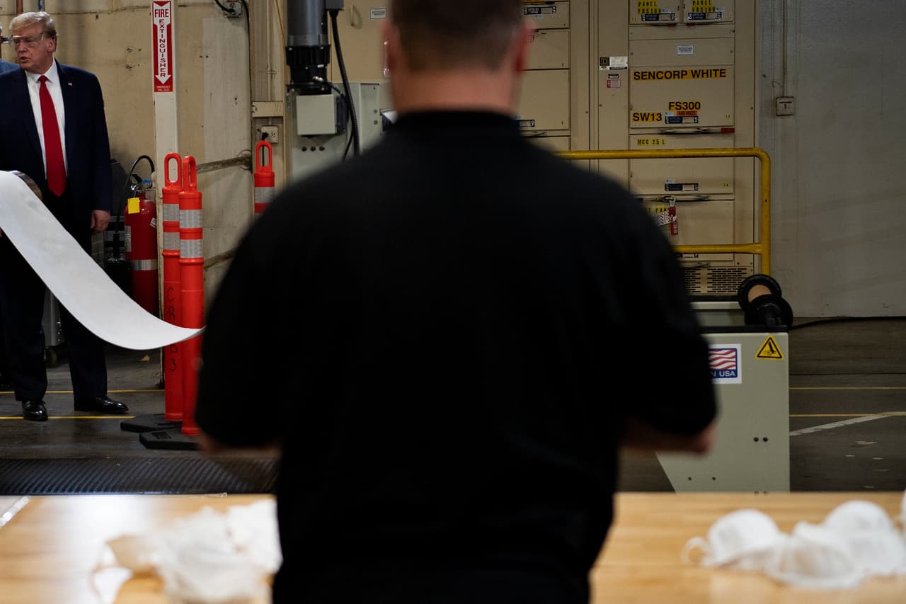 El presidente Donald Trump llegó este martes a Phoenix para visitar la planta Honeywell, una empresa multinacional dedicada a la construcción de motores para aviones que dio un giro a su producción para elaborar máscaras N-95 que necesita el personal médico y de primera línea en medio de la pandemia del coronavirus.