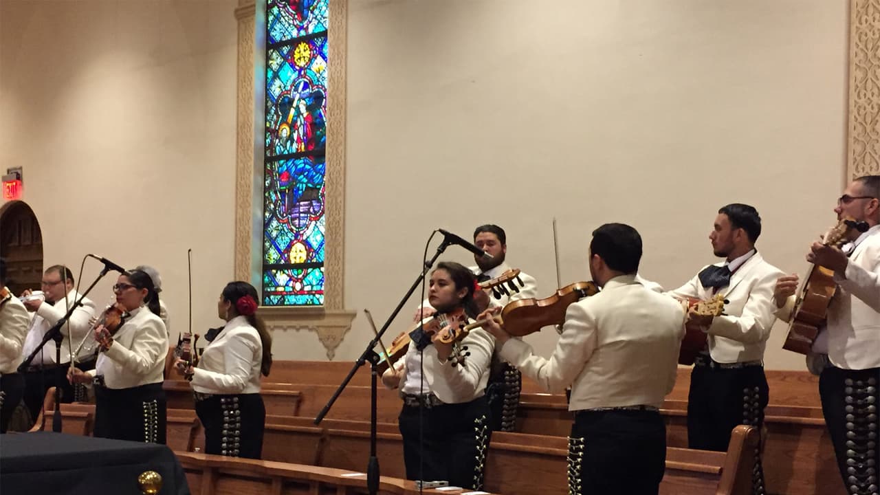 Un grupo de mariachis cantó la misa.