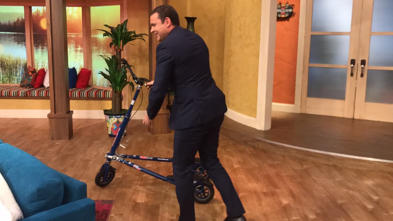 Muy atento escuchó que dar un paseo en 'trikke' es cuestión de balanceo.