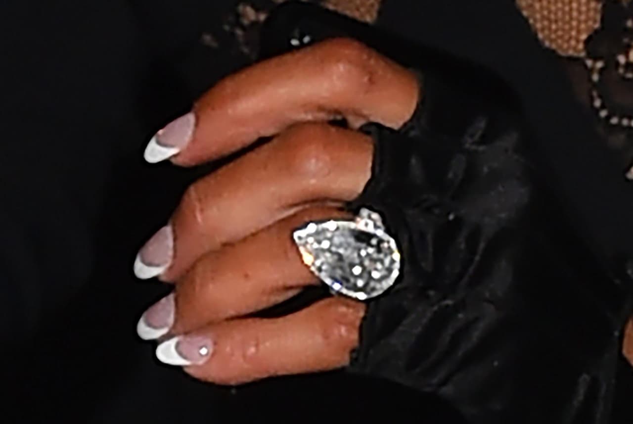 El anillo en cuestión es bastante único, pues tiene un enorme diamante de 20 quilates que habría tardado cuatro meses en ser cortado.
<br>