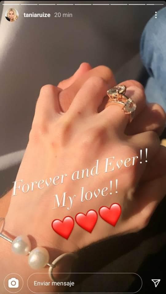 La segunda imagen, que ya no aparece en su perfil, provocó una serie de especulaciones que llevó a 
<b><a href="https://futbol.radioformula.com.mx/fuera-de-juego/totalmente-despreocupado-pena-nieto-le-propone-matrimonio-a-tania-ruiz/" target="_blank">algunos medios de comunicación</a></b> a asegurar que Peña Nieto le había propuesto matrimonio a la mexicana de 33 años.