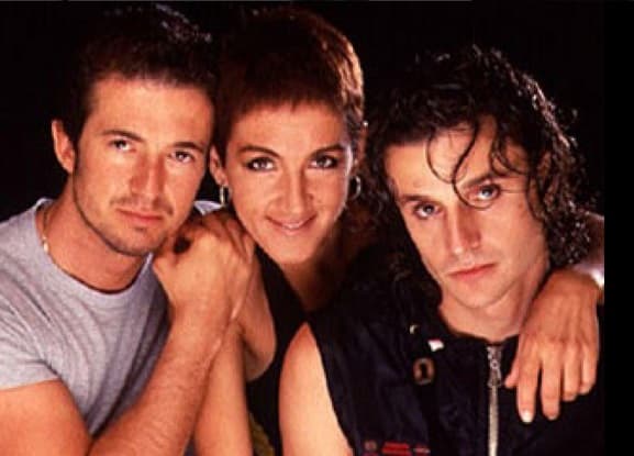 Mecano también impuso su estilo propio dejando huella con los temas, 'Maquillaje', 'Mujer Contra Mujer', 'Los Amantes', 'Cruz de Navajas', 'Hijo de la Luna', entre otros.