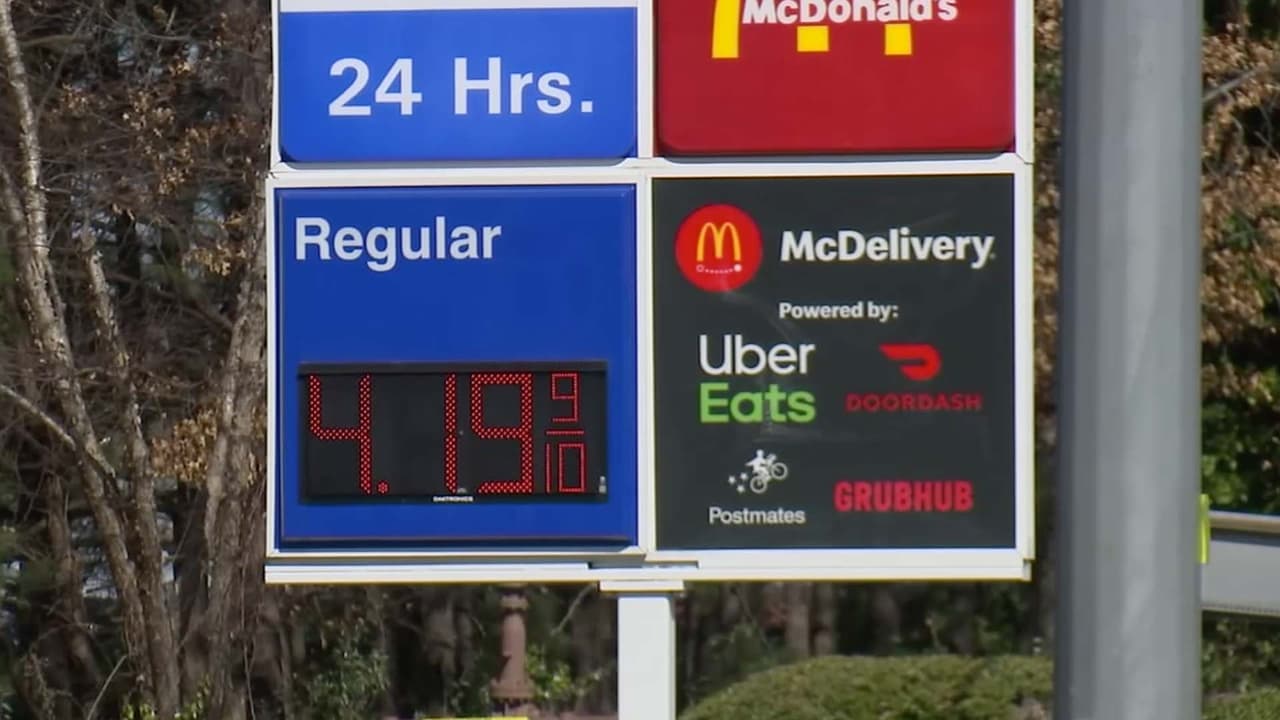 "Acabo de llenar con $80": gasolina sobrepasa los $ 4 por galón en Raleigh