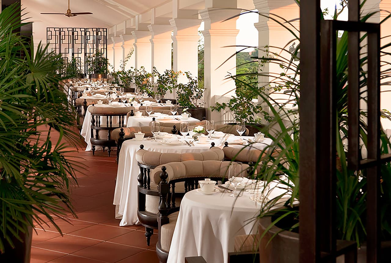 En los comedores coloniales se celebraban grandes banquetes en honor a los líderes británicos. Ahora en estos espacios funcionan algunos de los cuatro restaurantes del hotel y se pueden contratar para la celebración de bodas.