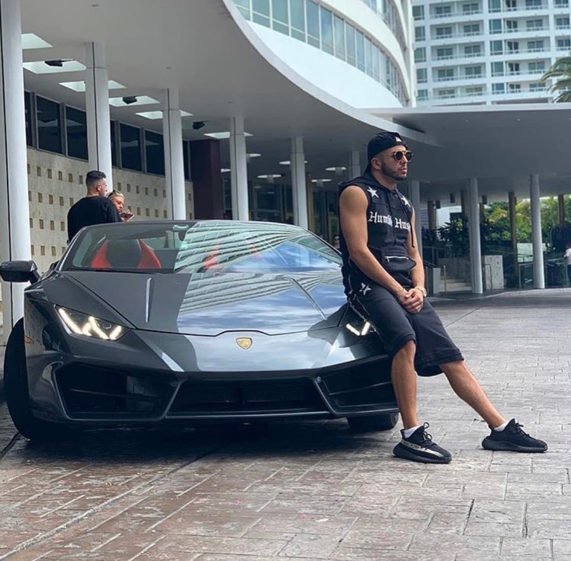 Una de las pistas que usó la policía para capturar a la banda, fue cuando el novio de la modelo intentó vender en el Seybold de Miami, un anillo que fue reportado como robado durante el Super Bowl, al conocido joyero Eric Mavashev.