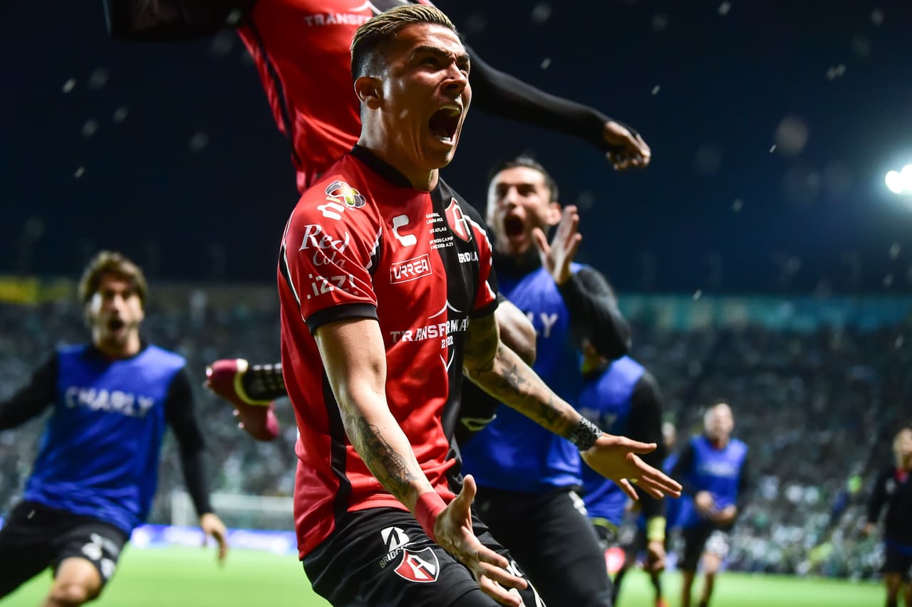La fiera estuvo en deventaja en dos ocasiones y los goles de Ángel Mena y Victor Dávila le dan la remontada 3-2 sobre el Atlas en la ida de la final del futbol mexicano.