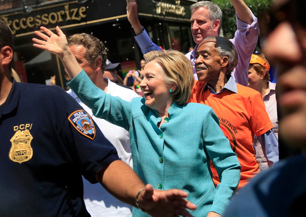 Hillary Clinton aparece por sorpresa en el desfile del Orgullo Gay en Nueva York