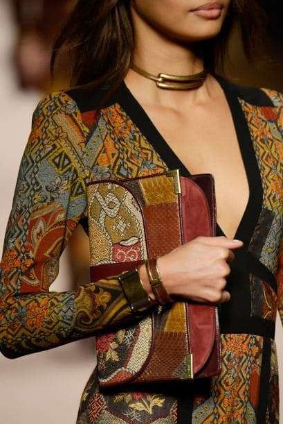 Existen muchísimos estampados y colores para elegir uno que vaya con cada 'look', si quieres tener uno que funcione para varios atuendos, opta por uno neutral.